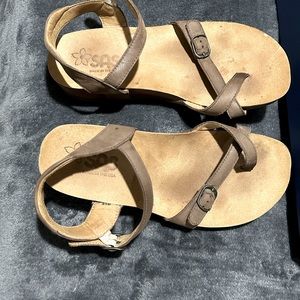 SAS Toe Loop Brown sandals sz8.5W